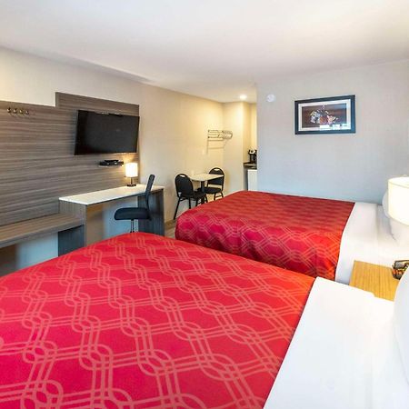 Econo Lodge Inn & Suites Pincher Creek Kültér fotó