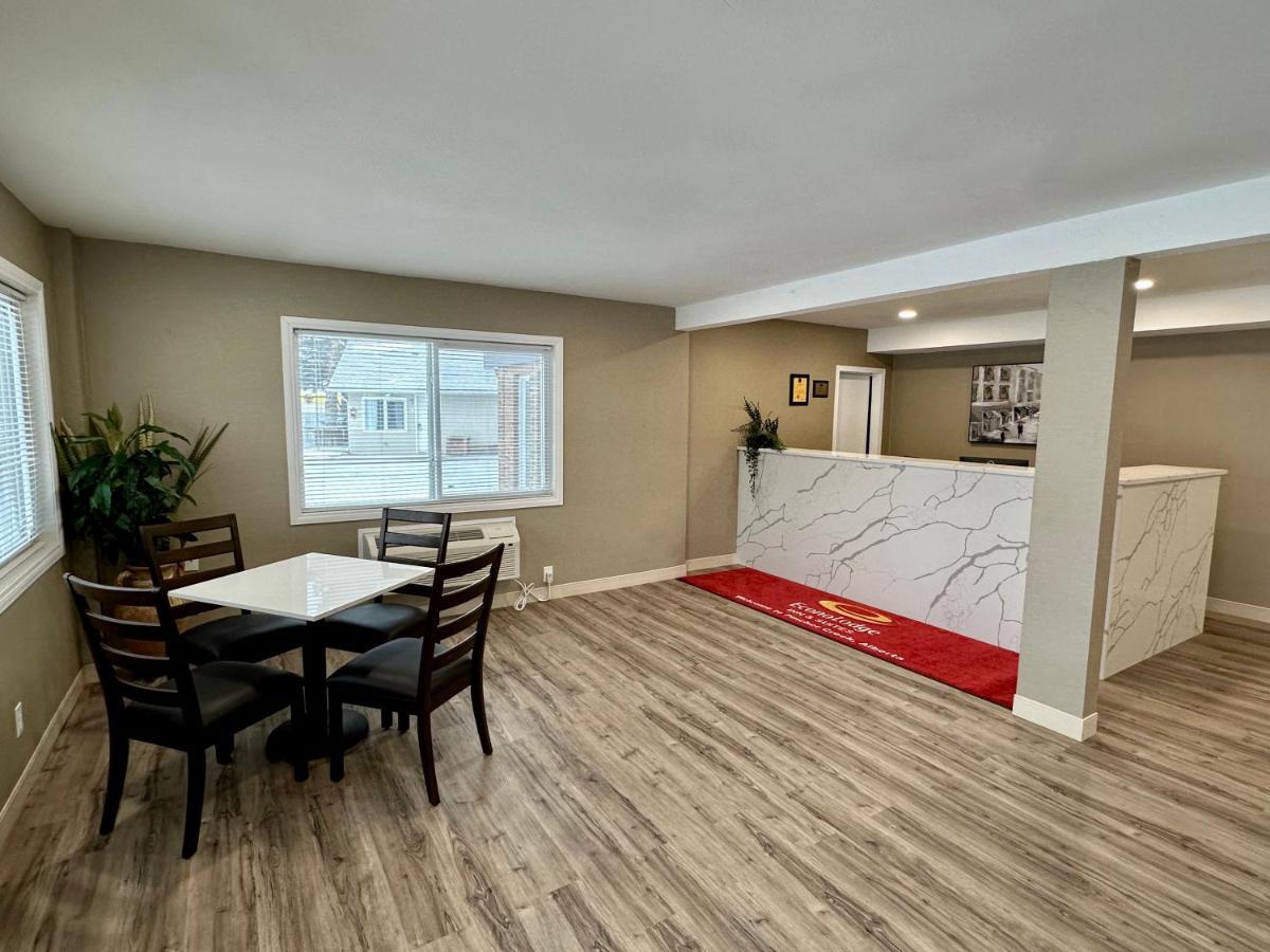 Econo Lodge Inn & Suites Pincher Creek Kültér fotó