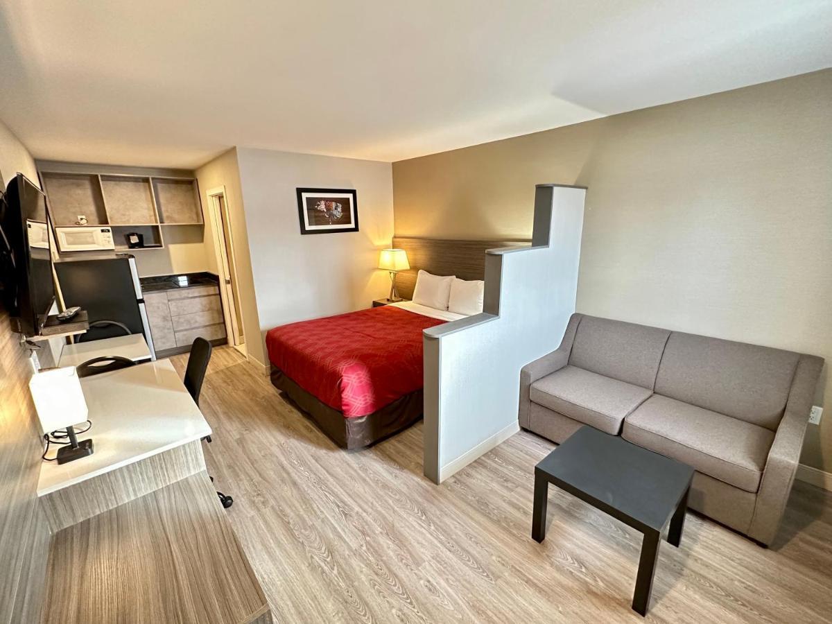 Econo Lodge Inn & Suites Pincher Creek Kültér fotó