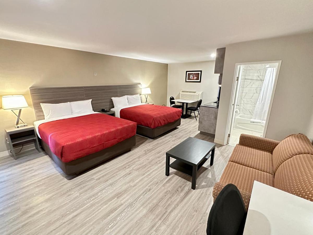 Econo Lodge Inn & Suites Pincher Creek Kültér fotó