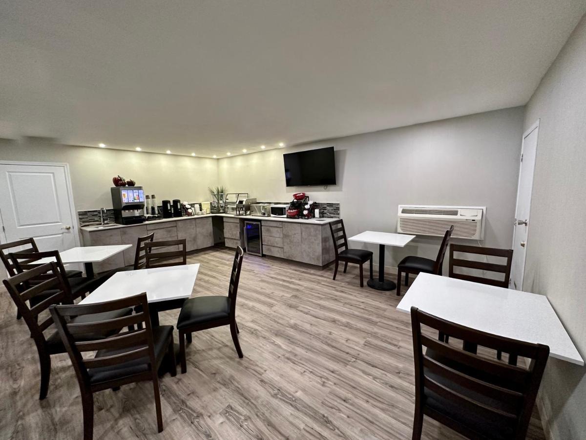 Econo Lodge Inn & Suites Pincher Creek Kültér fotó
