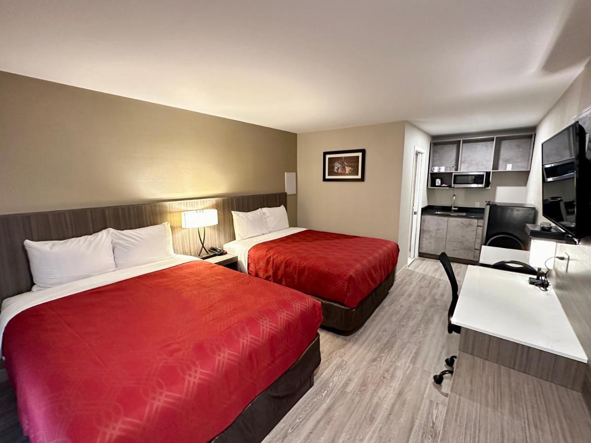 Econo Lodge Inn & Suites Pincher Creek Kültér fotó