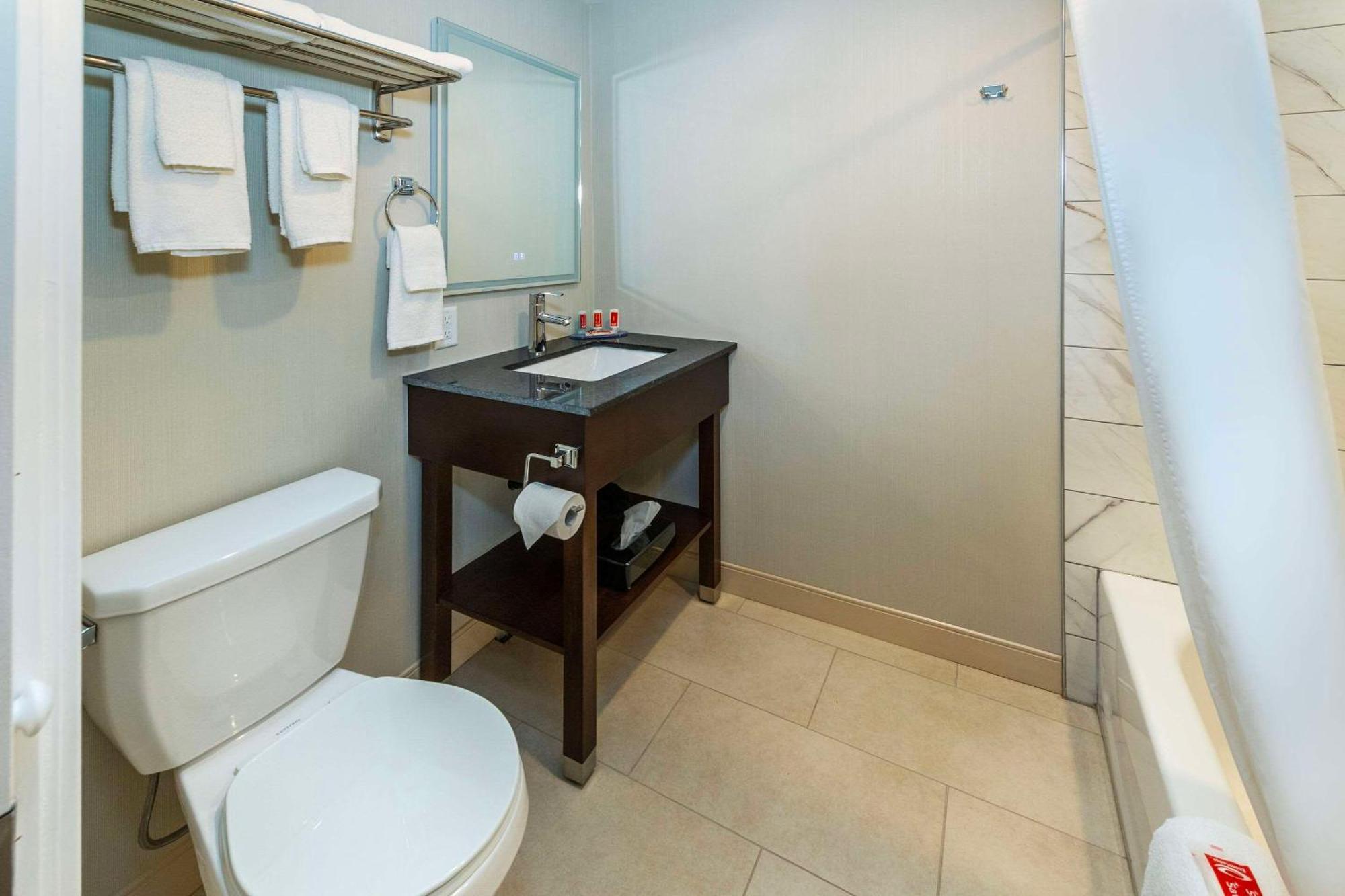 Econo Lodge Inn & Suites Pincher Creek Kültér fotó