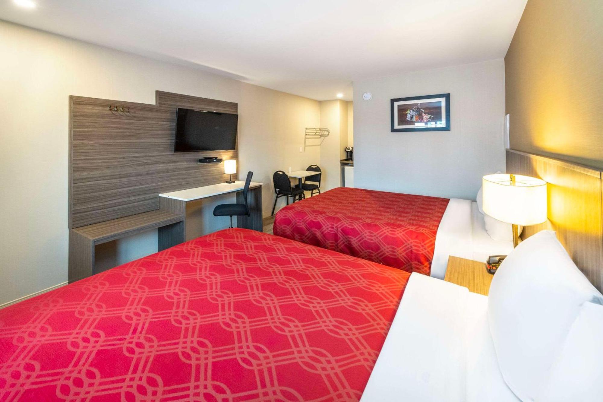Econo Lodge Inn & Suites Pincher Creek Kültér fotó