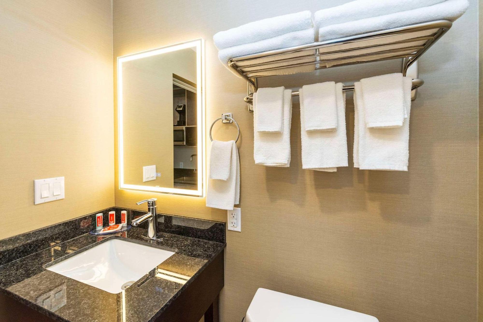Econo Lodge Inn & Suites Pincher Creek Kültér fotó