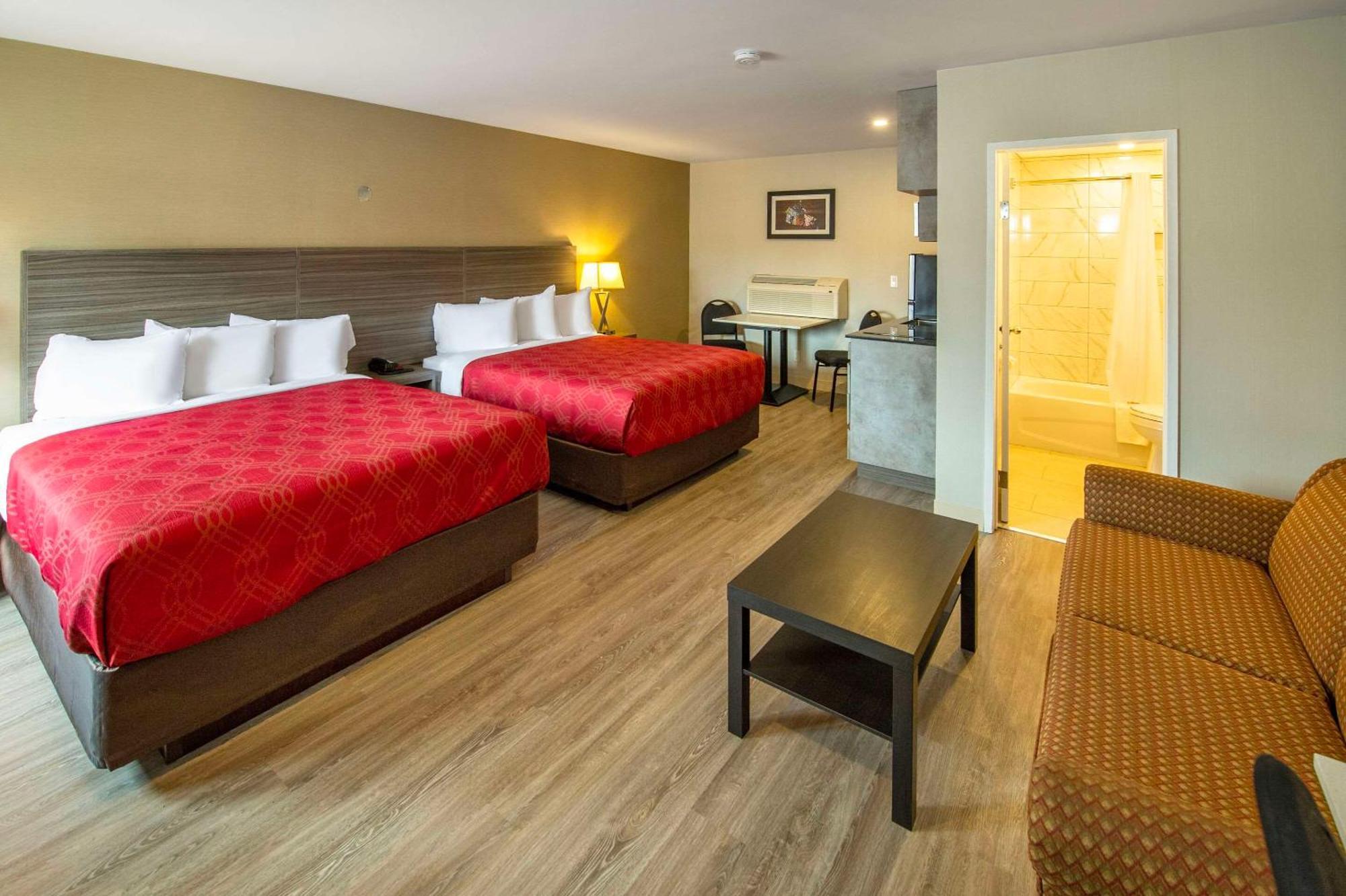 Econo Lodge Inn & Suites Pincher Creek Kültér fotó