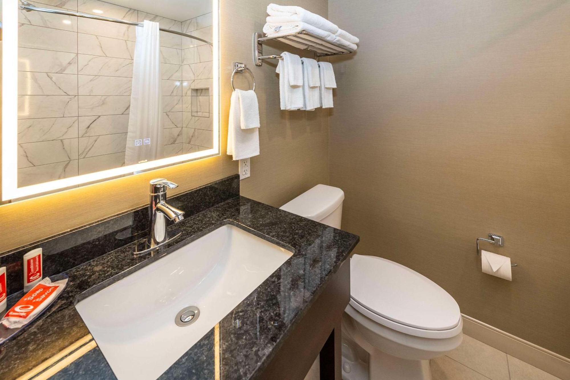 Econo Lodge Inn & Suites Pincher Creek Kültér fotó