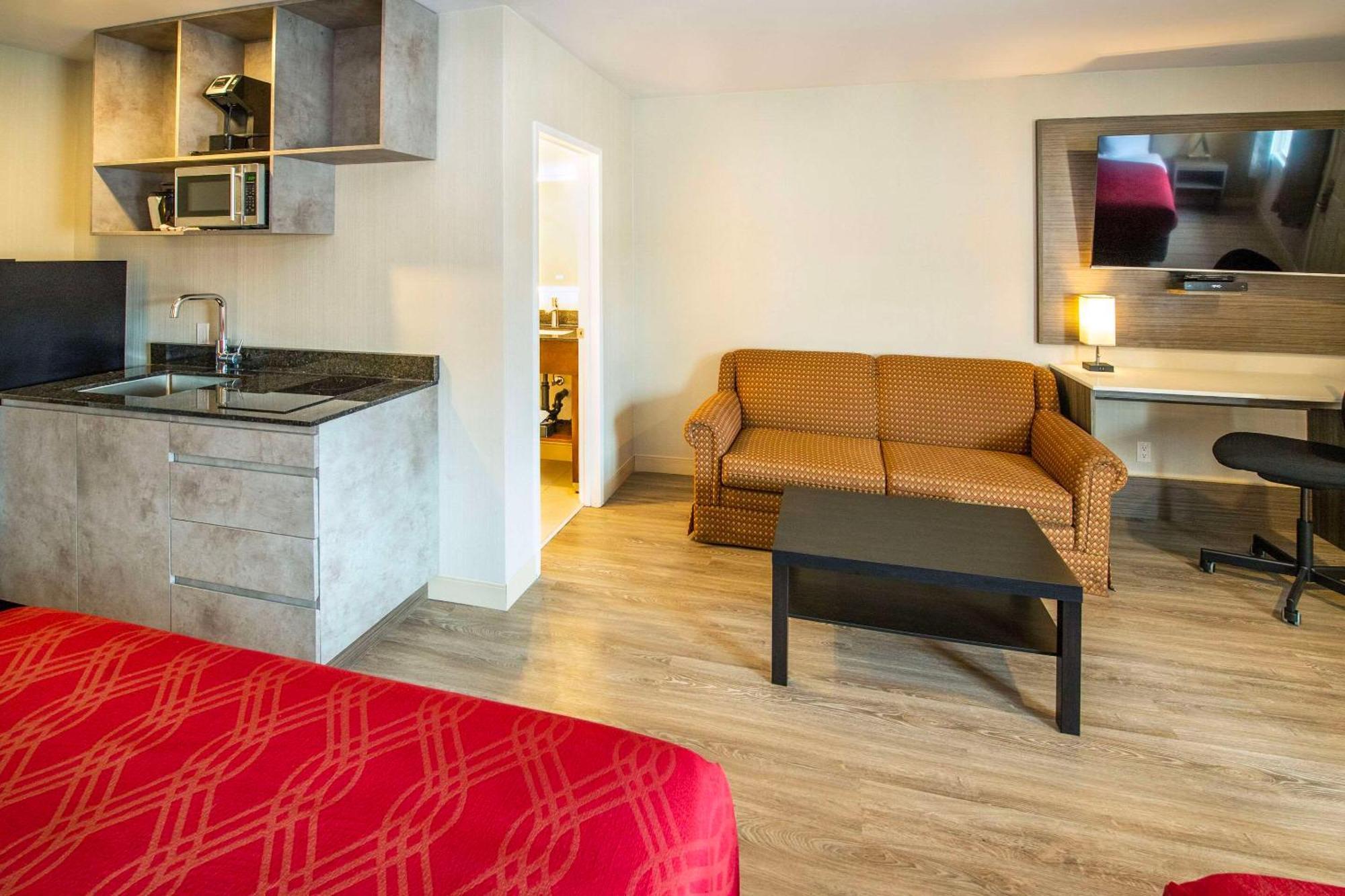 Econo Lodge Inn & Suites Pincher Creek Kültér fotó