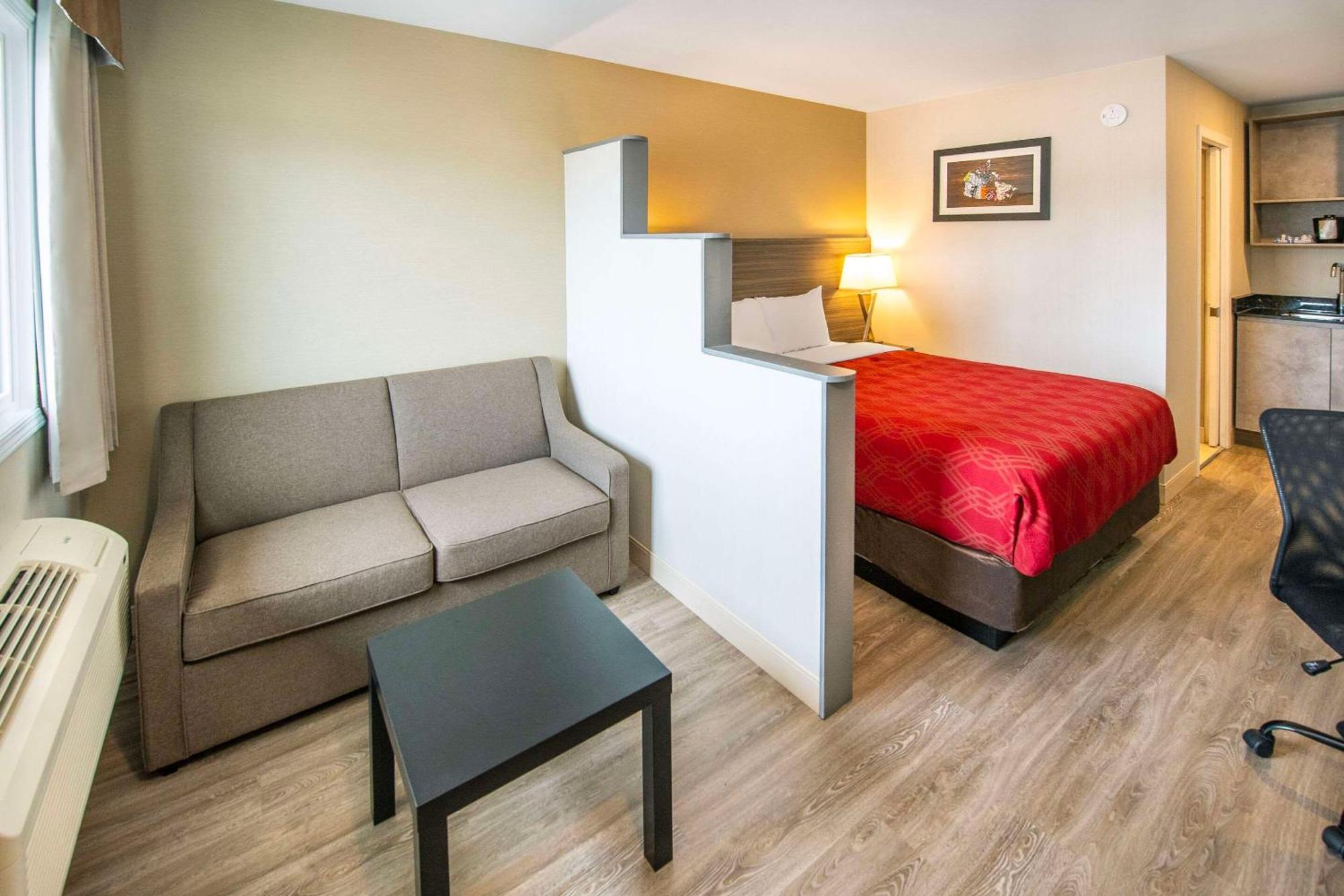 Econo Lodge Inn & Suites Pincher Creek Kültér fotó