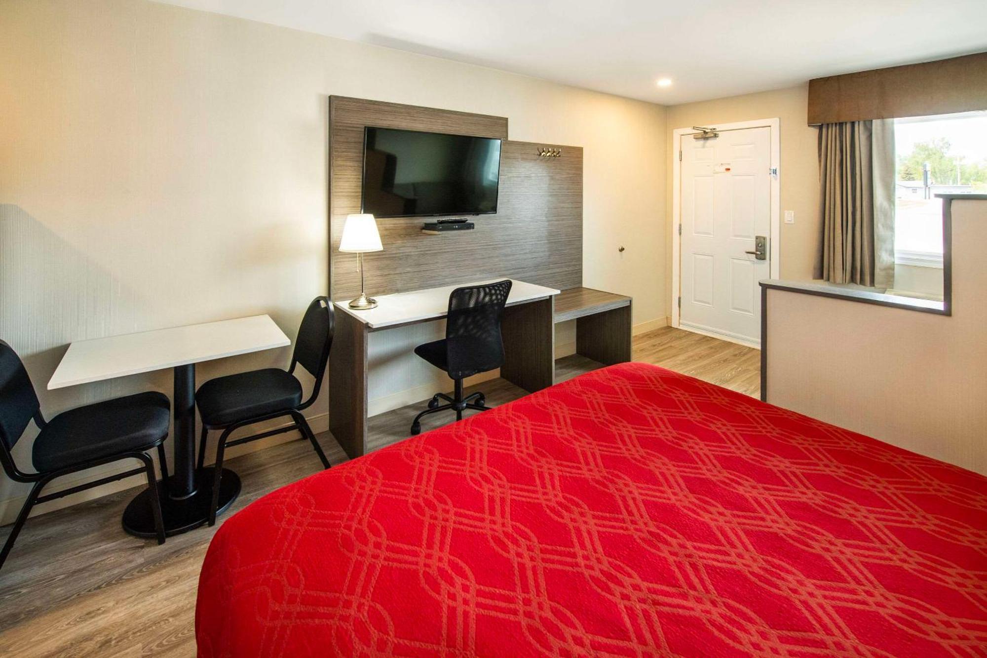 Econo Lodge Inn & Suites Pincher Creek Kültér fotó