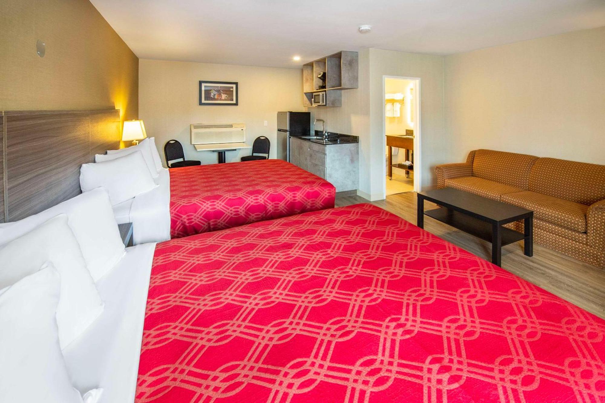 Econo Lodge Inn & Suites Pincher Creek Kültér fotó