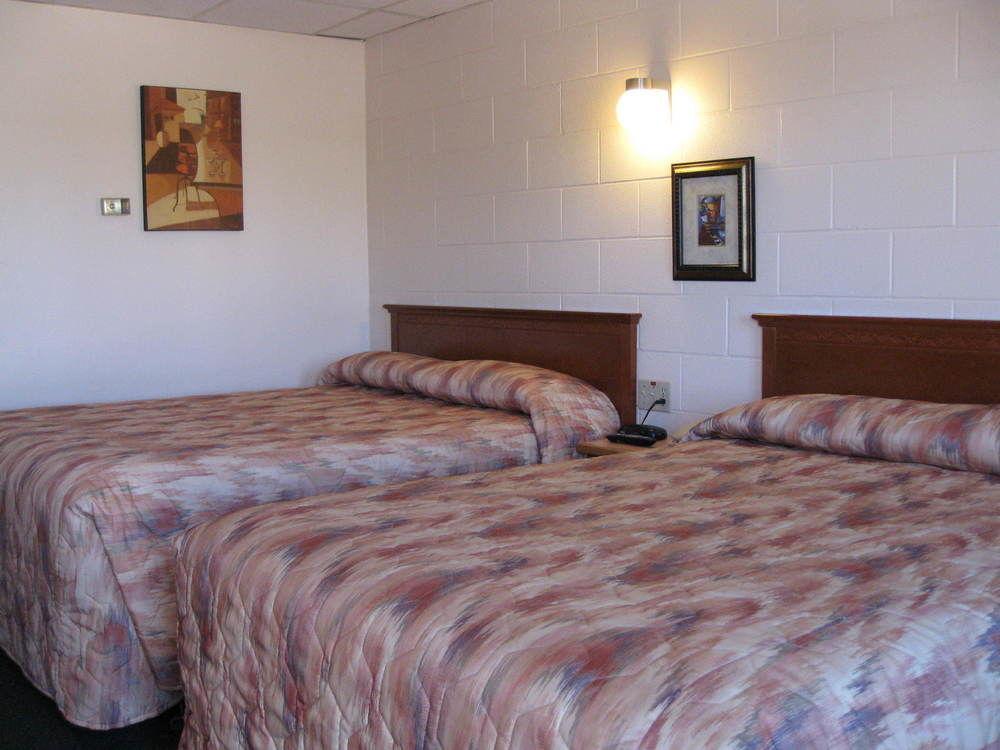 Econo Lodge Inn & Suites Pincher Creek Kültér fotó