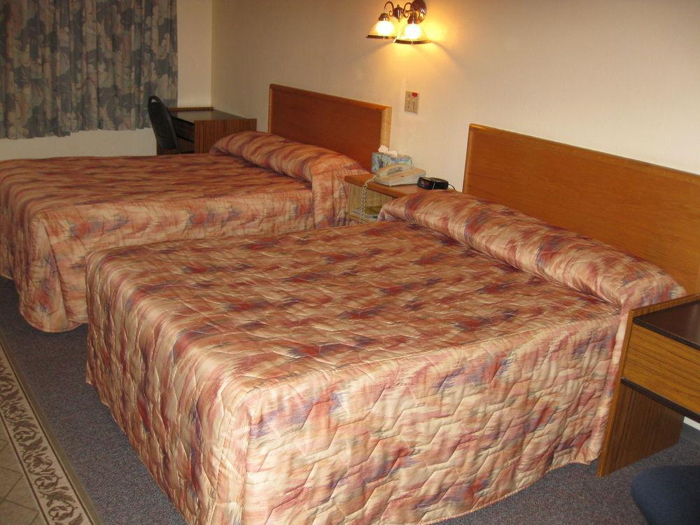 Econo Lodge Inn & Suites Pincher Creek Kültér fotó