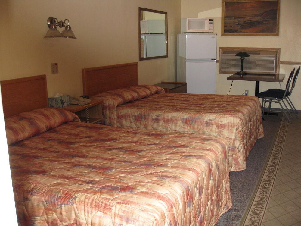 Econo Lodge Inn & Suites Pincher Creek Kültér fotó