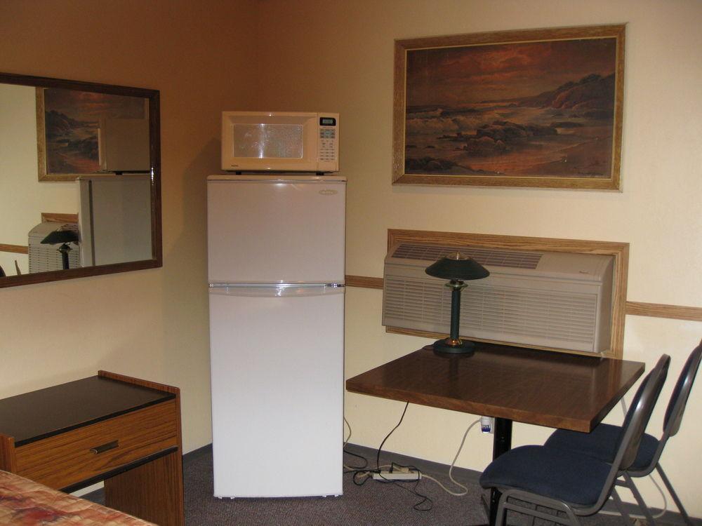Econo Lodge Inn & Suites Pincher Creek Kültér fotó