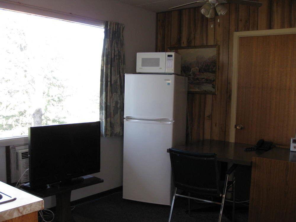 Econo Lodge Inn & Suites Pincher Creek Kültér fotó