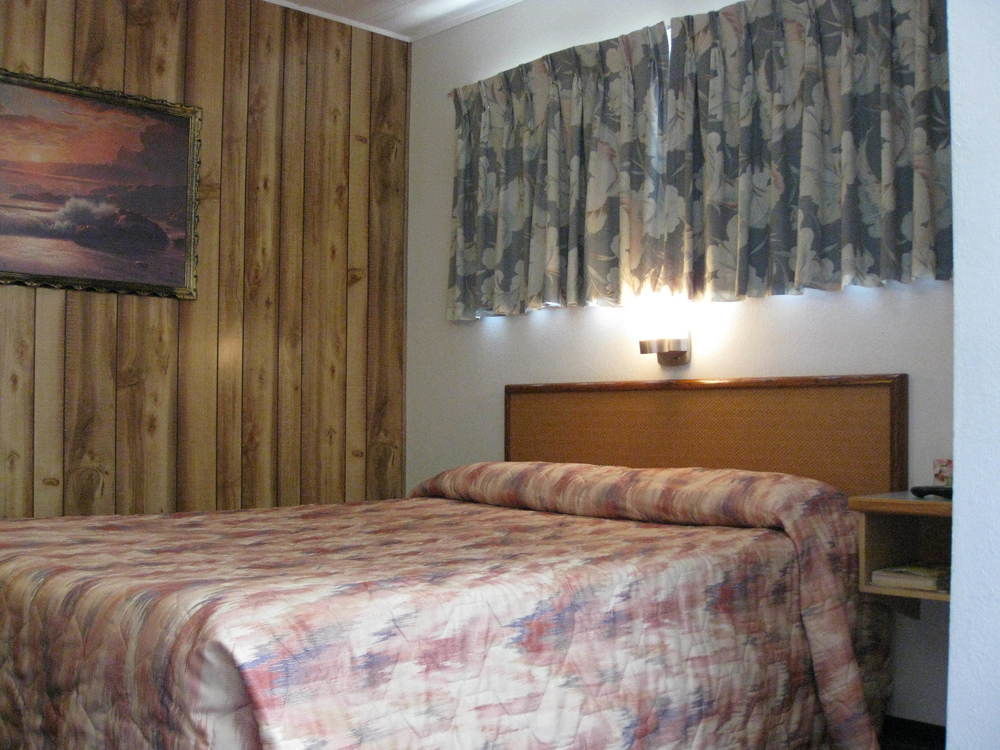 Econo Lodge Inn & Suites Pincher Creek Kültér fotó