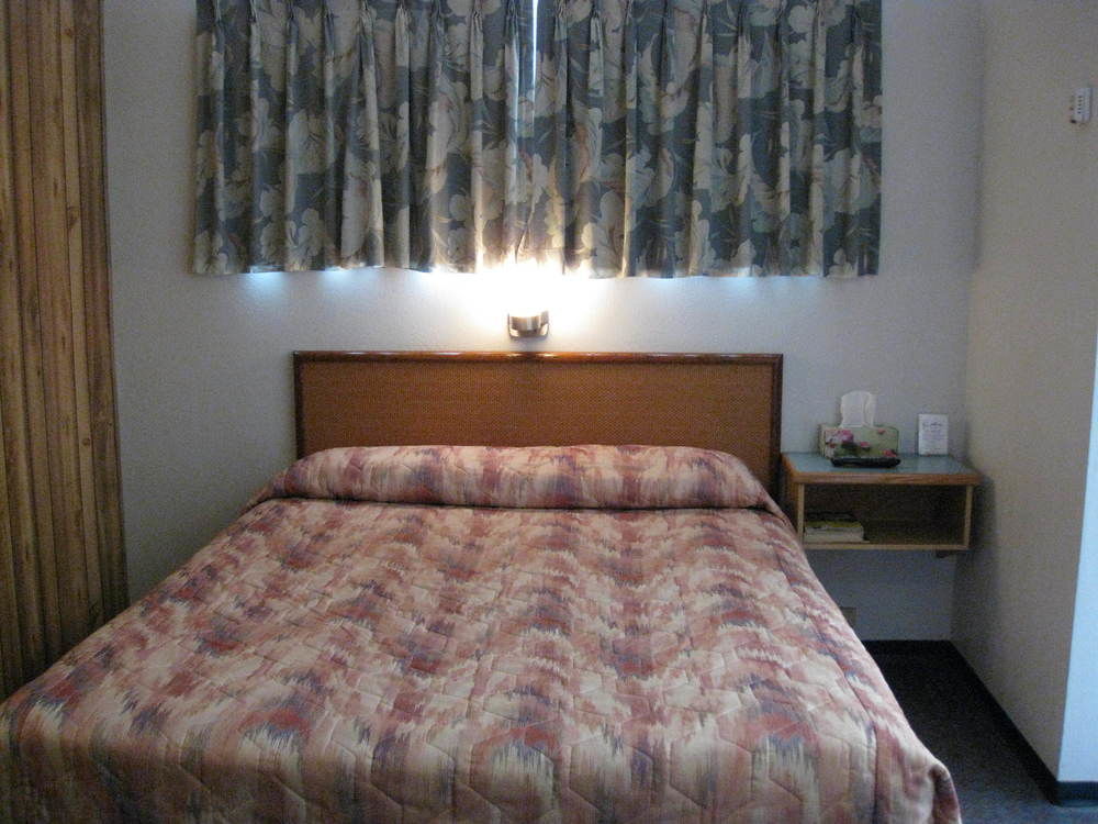 Econo Lodge Inn & Suites Pincher Creek Kültér fotó