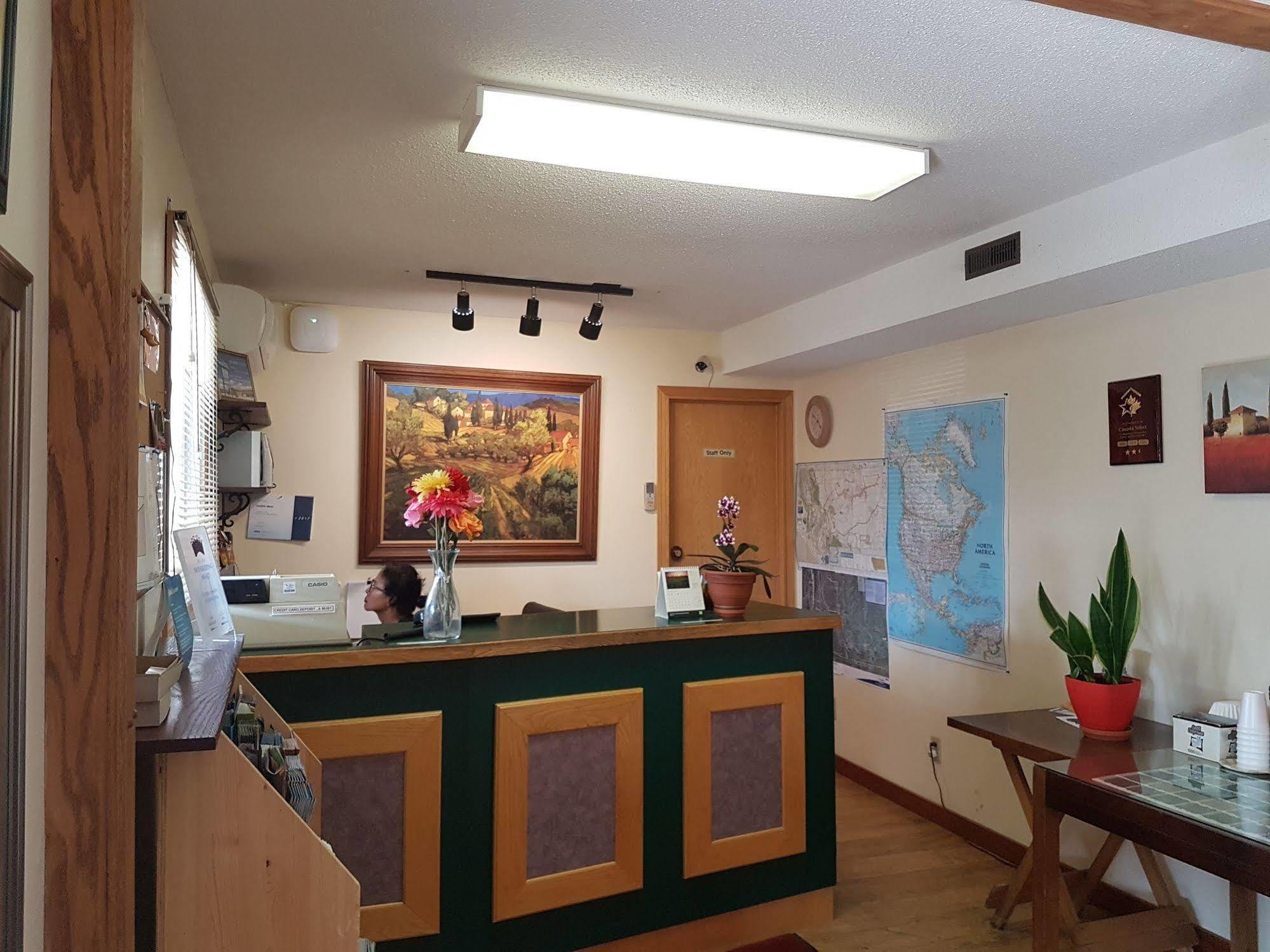 Econo Lodge Inn & Suites Pincher Creek Kültér fotó