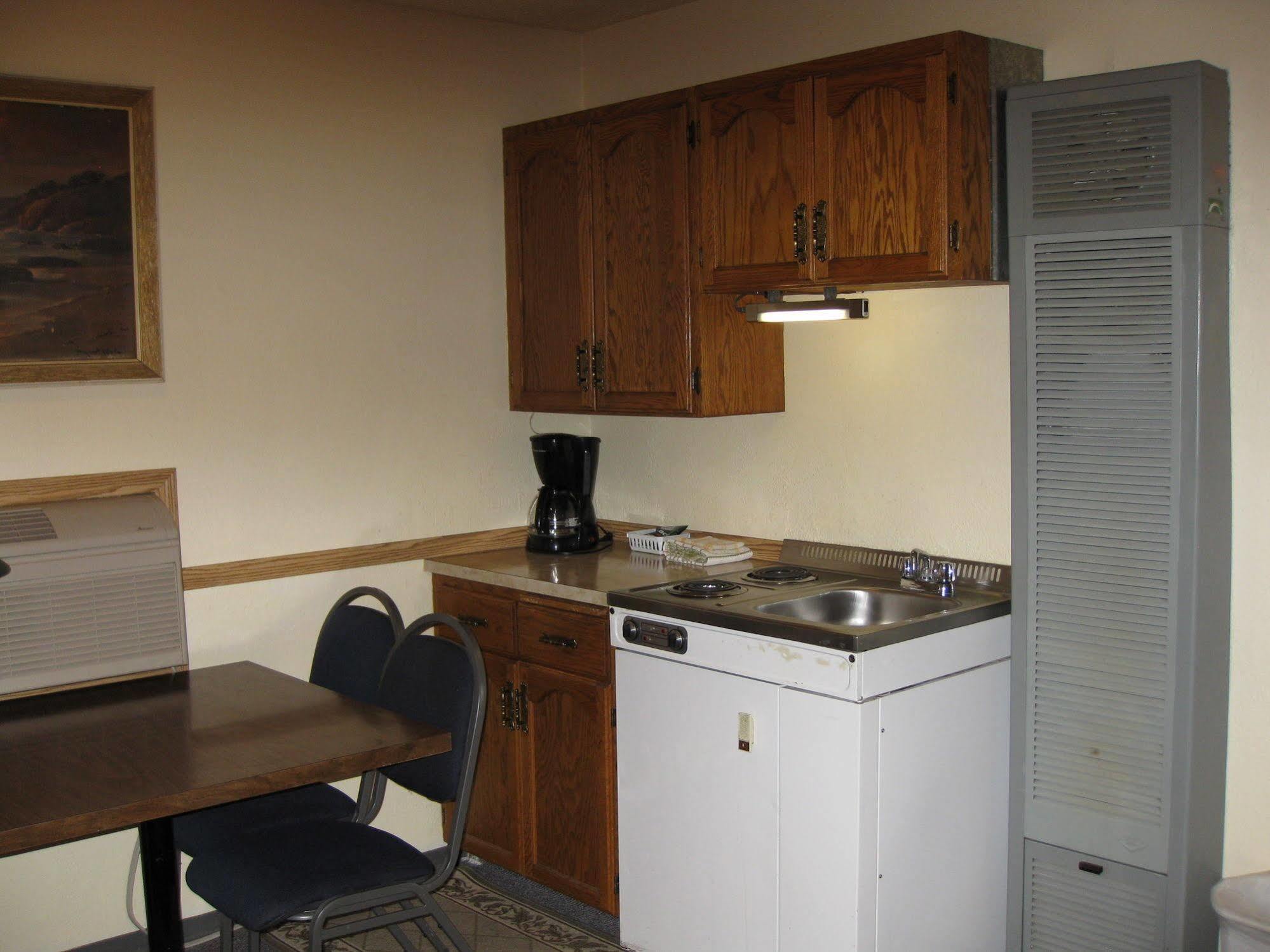 Econo Lodge Inn & Suites Pincher Creek Kültér fotó