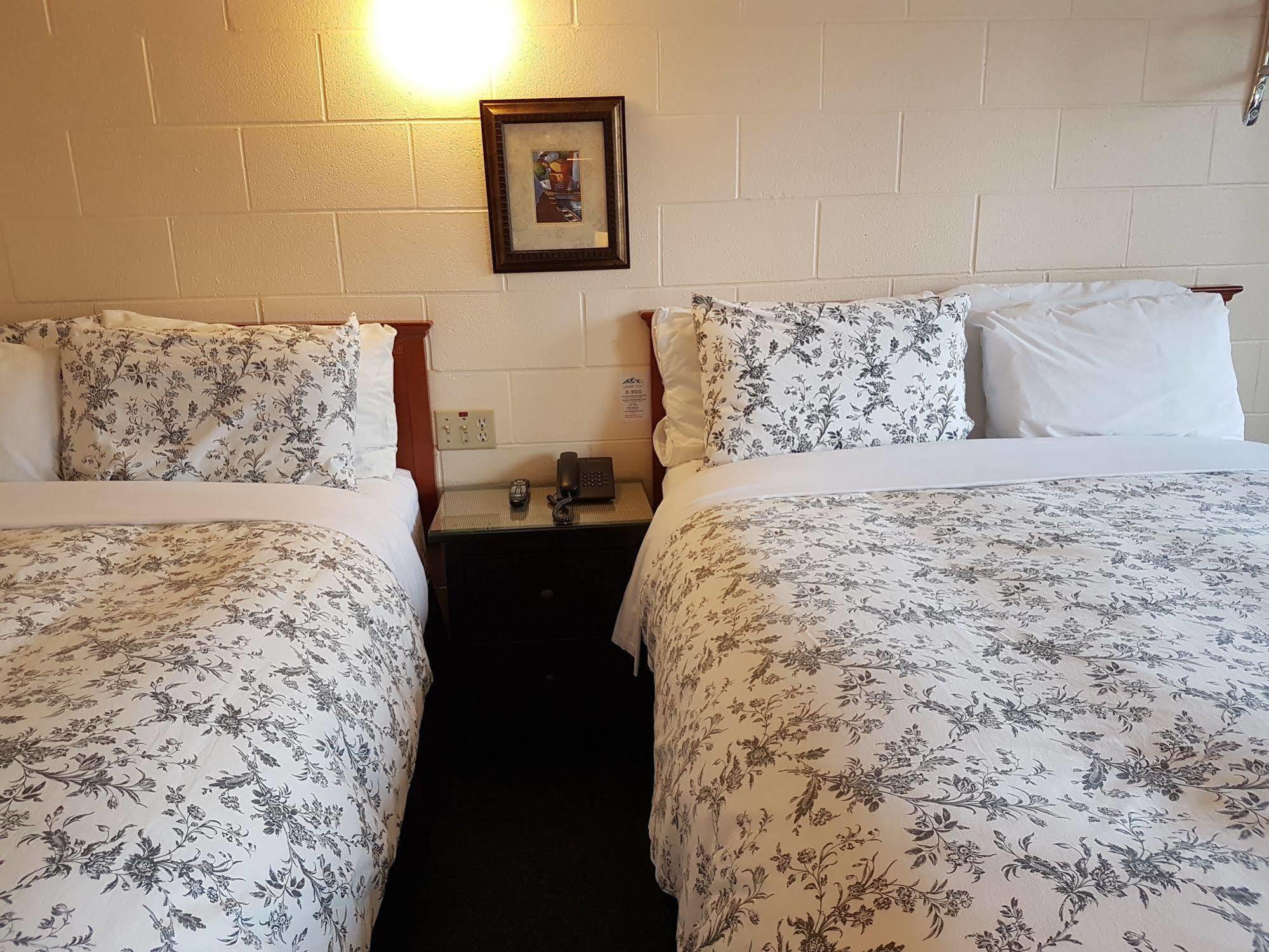 Econo Lodge Inn & Suites Pincher Creek Kültér fotó