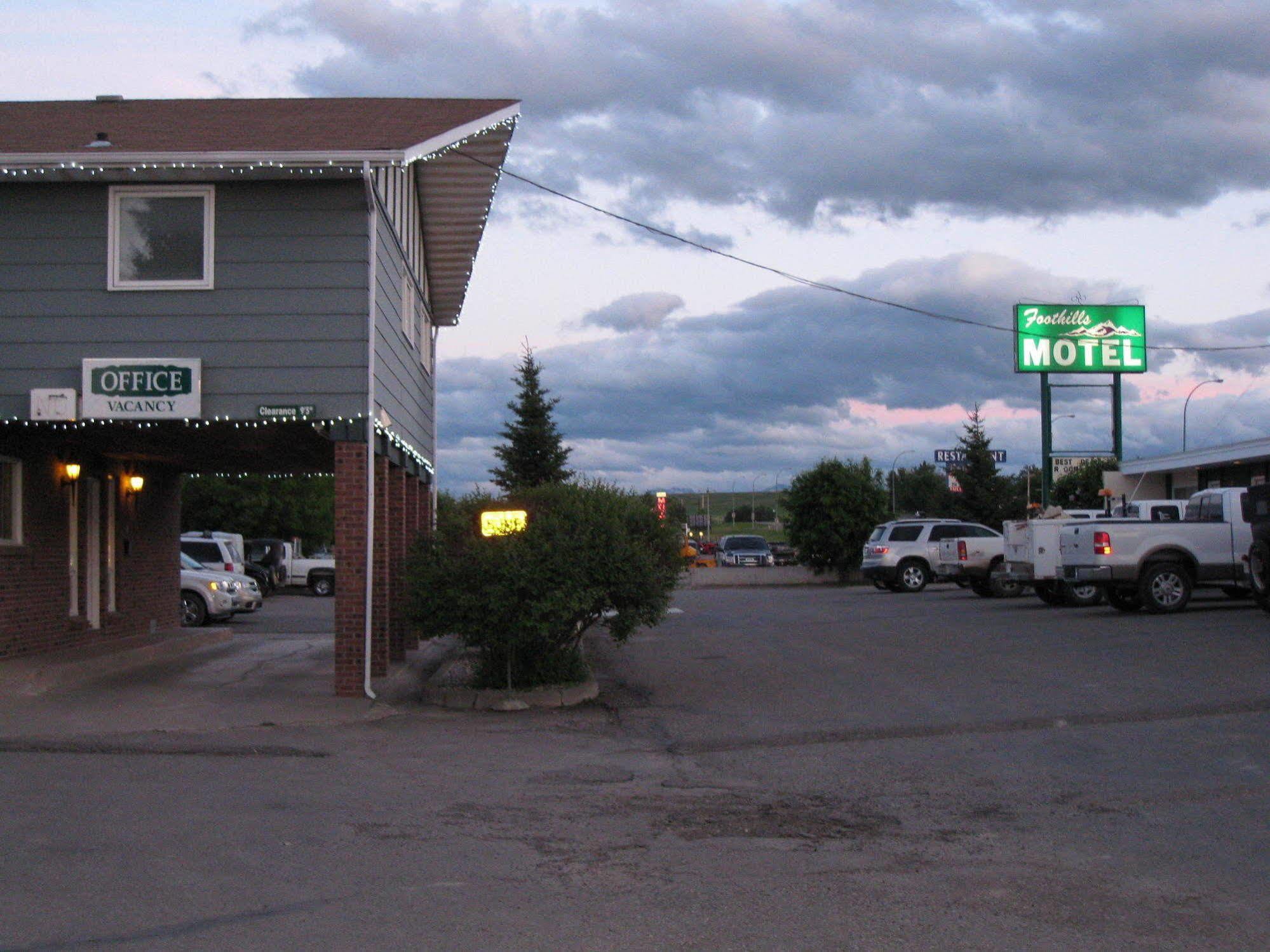 Econo Lodge Inn & Suites Pincher Creek Kültér fotó