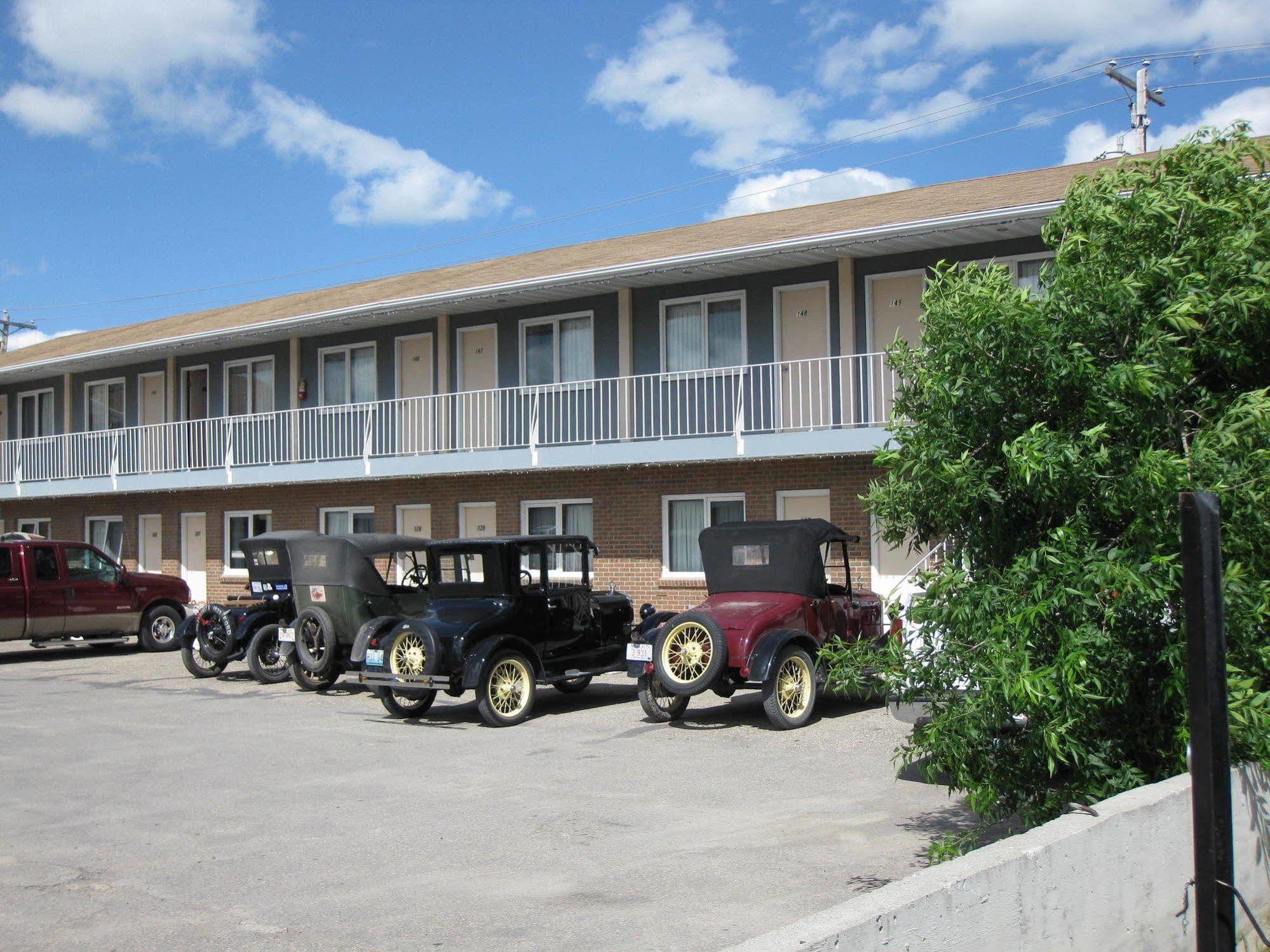 Econo Lodge Inn & Suites Pincher Creek Kültér fotó