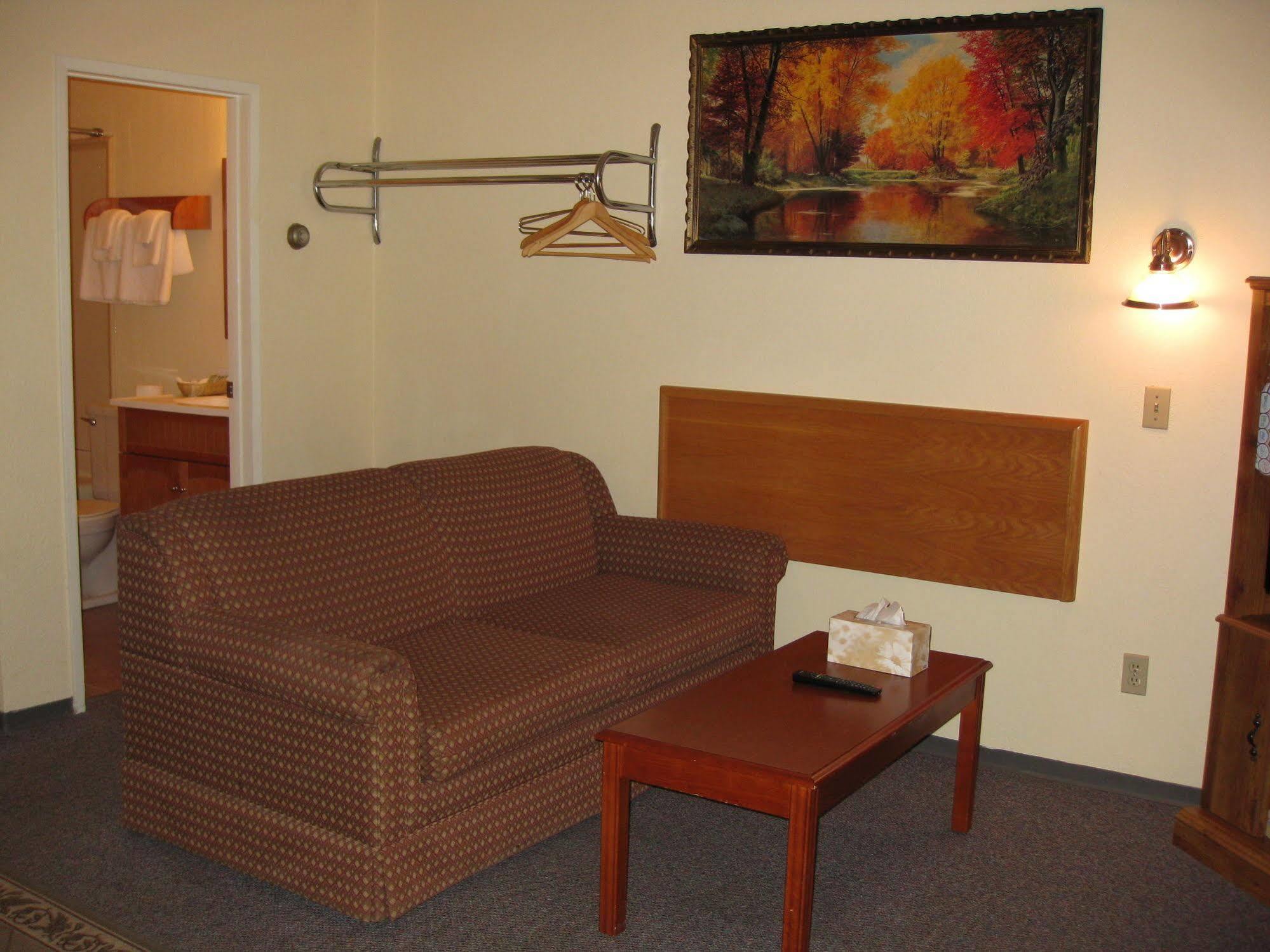 Econo Lodge Inn & Suites Pincher Creek Kültér fotó