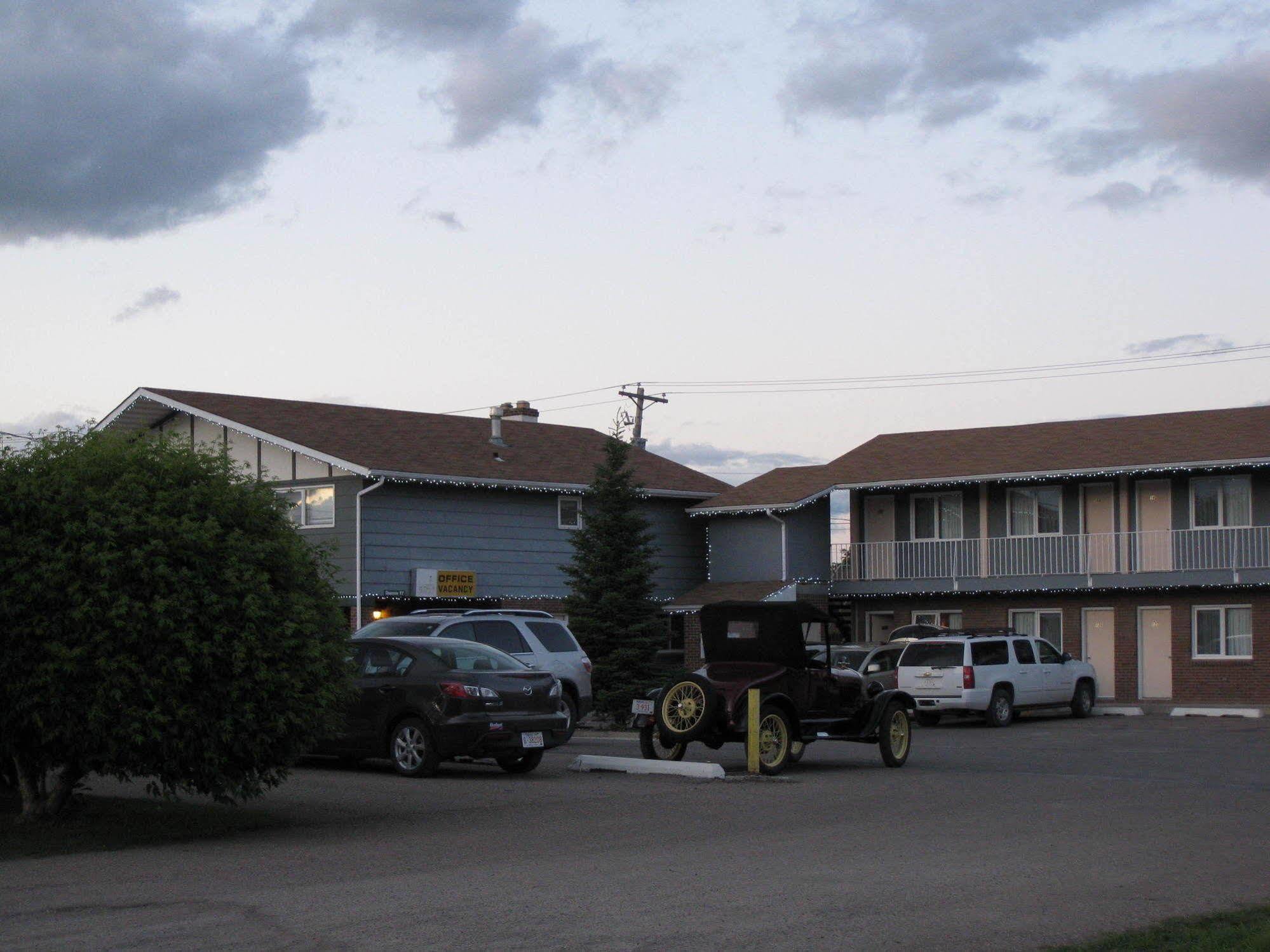 Econo Lodge Inn & Suites Pincher Creek Kültér fotó